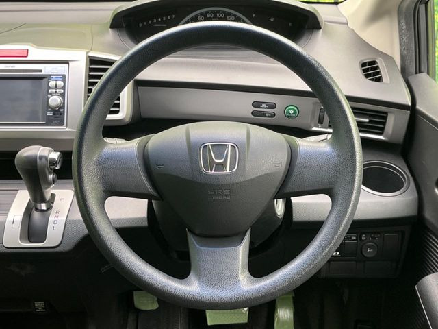 �C���e���A�ɍ��킹���f�U�C���̃X�e�A�����O�́A�^�]�������̂��Ƃ��l���A�^�]���₷���`��A�傫���ł��B�����x�A���ۂɐG���Ă��m���߂��������B