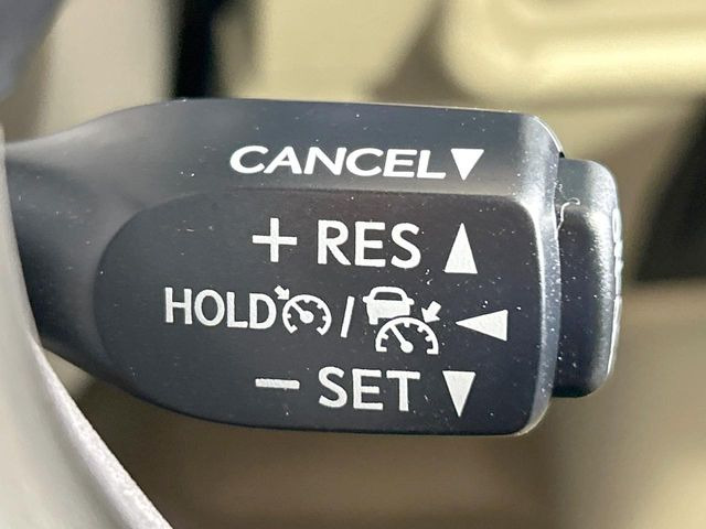 【レーダークルーズコントロール】高速道路での長距離走行が楽に!!自動で速度を保つクルーズコントロールが、衝突軽減システムと連携し、前方の車両を感知して車間を保つように速度調節してくれます!!