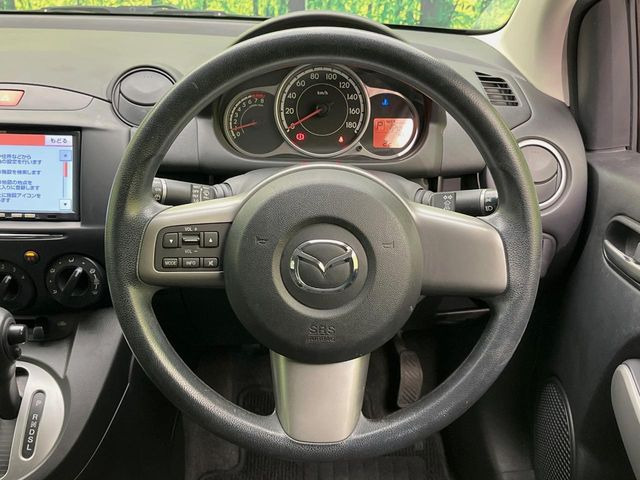 �C���e���A�ɍ��킹���f�U�C���̃X�e�A�����O�́A�^�]�������̂��Ƃ��l���A�^�]���₷���`��A�傫���ł��B�����x�A���ۂɐG���Ă��m���߂��������B