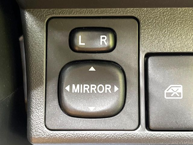 �y�d���i�[�~���[�z�T�C�h�~���[�͓d���i�[���ƂȂ��Ă���A�������ԏ�ł��L�Y�������X�N��}�����܂��B