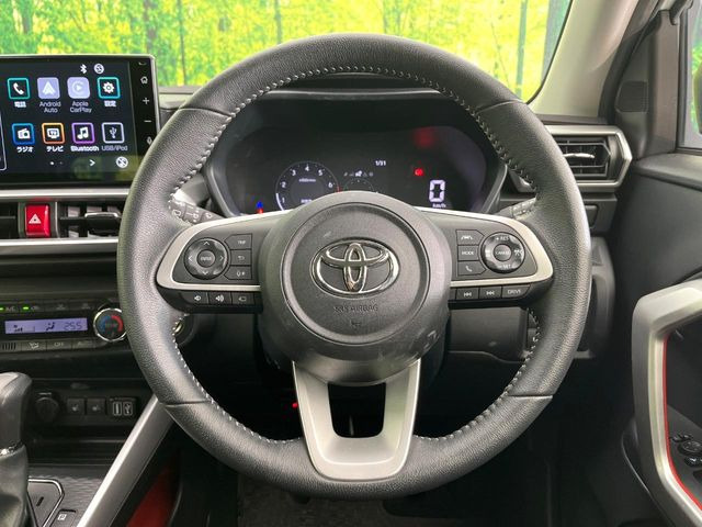 �C���e���A�ɍ��킹���f�U�C���̃X�e�A�����O�́A�^�]�������̂��Ƃ��l���A�^�]���₷���`��A�傫���ł��B�����x�A���ۂɐG���Ă��m���߂��������B