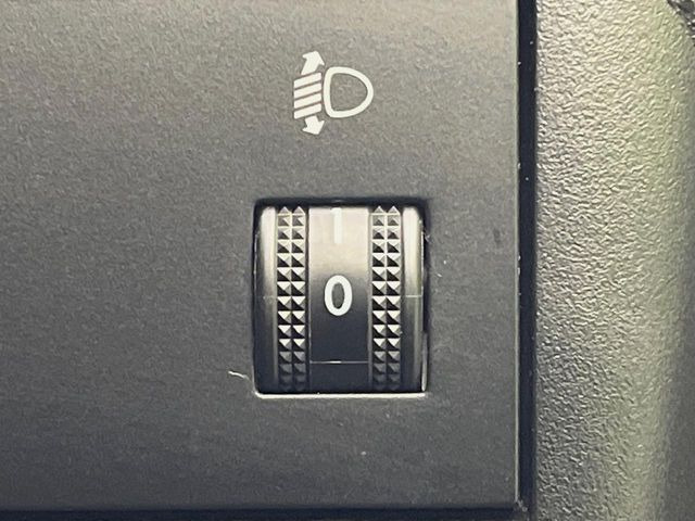 �y���C�g���x���C�U�[�z�w�b�h���C�g�̏㉺�p�x���_�C�A���� �X�C�b�`�Œ����ł��܂��B