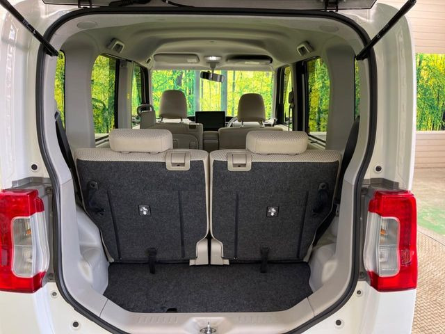 ���i�̂���������ʋ΁A���}���ɏ\���ȉ׎��X�y�[�X���m�ۂ��Ă���܂��B�Z�J���h�V�[�g��|���ƁA�傫�ȉו��̐ύڂ��\�ł���