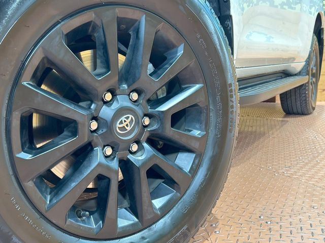 【純正18インチアルミホイール】外観にマッチした純正アルミホイールを装着しております。各種社外アルミホイールや、スタッドレスタイヤも取扱いしております。是非ご相談ください♪