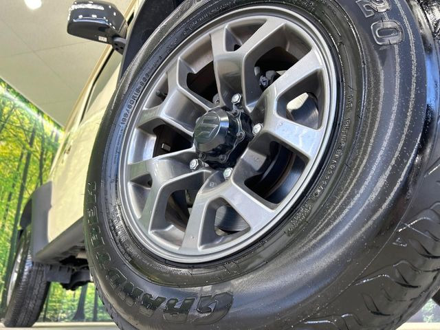 �y����15�C���`�A���~�z�C�[���z�O�ςɃ}�b�`���������A���~�z�C�[���𑕒����Ă���܂��B�e��ЊO�A���~�z�C�[����A�X�^�b�h���X�^�C�����戵�����Ă���܂��B���񂲑��k����������