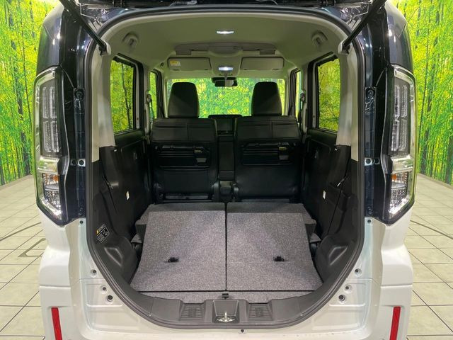 ���i�̂���������ʋ΁A���}���ɏ\���ȉ׎��X�y�[�X���m�ۂ��Ă���܂��B�Z�J���h�V�[�g��|���ƁA�傫�ȉו��̐ύڂ��\�ł���