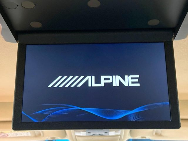 【後席モニター】家族や友人とお出かけする機会が多い方に大人気の後席モニターを装備!見やすい位置に画面がありテレビやDVDの視聴も快適!友達もお子様も、後席にしか乗らなくなるかも??