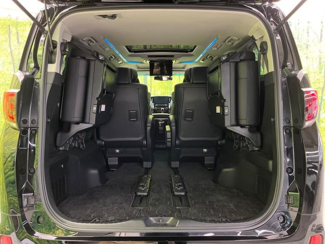 ���i�̂���������ʋ΁A���}���ɏ\���ȉ׎��X�y�[�X���m�ۂ��Ă���܂��B�Z�J���h�V�[�g��|���ƁA�傫�ȉו��̐ύڂ��\�ł���