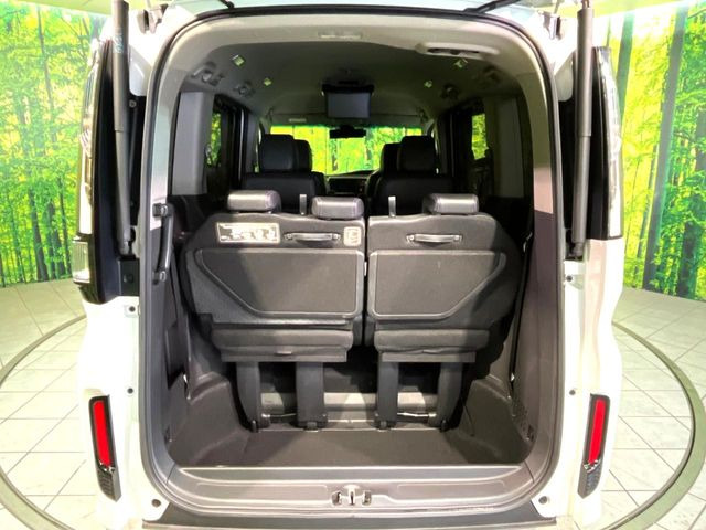 ���i�̂���������ʋ΁A���}���ɏ\���ȉ׎��X�y�[�X���m�ۂ��Ă���܂��B�Z�J���h�V�[�g��|���ƁA�傫�ȉו��̐ύڂ��\�ł���