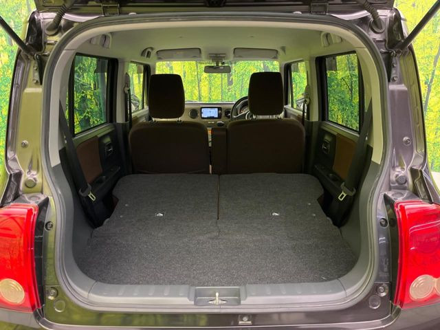 ���i�̂���������ʋ΁A���}���ɏ\���ȉ׎��X�y�[�X���m�ۂ��Ă���܂��B�Z�J���h�V�[�g��|���ƁA�傫�ȉו��̐ύڂ��\�ł���