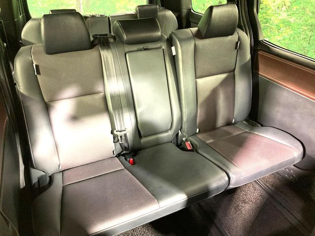 二列目中央はウォークスルーとなっております。二列目と三列目の移動や乗り降りがとっても楽になるので、乗り降りの際もストレスを感じることはありません♪