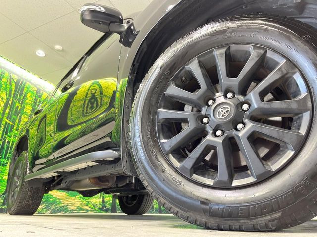 【純正18インチアルミホイール】外観にマッチした純正アルミホイールを装着しております。各種社外アルミホイールや、スタッドレスタイヤも取扱いしております。是非ご相談ください♪