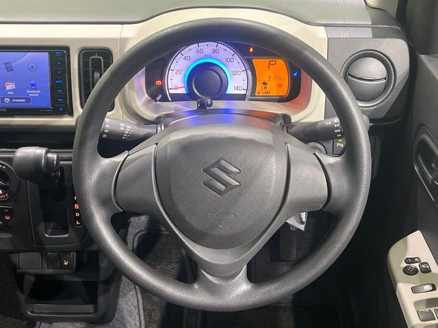 �C���e���A�ɍ��킹���f�U�C���̃X�e�A�����O�́A�^�]�������̂��Ƃ��l���A�^�]���₷���`��A�傫���ł��B�����x�A���ۂɐG���Ă��m���߂��������B