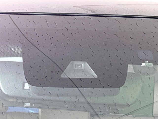 【トヨタセーフティセンス】走行中に前方の車両等を認識し、衝突しそうな時は警報とブレーキで衝突回避と被害軽減をアシスト。より安全にドライブをお楽しみいただけます。