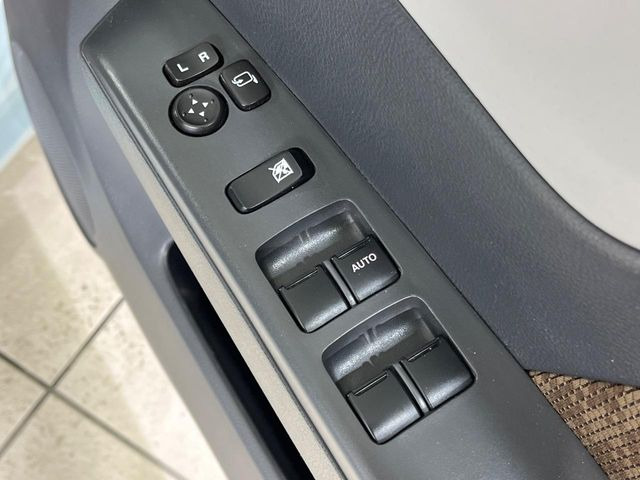 �y�d���i�[�~���[�z�T�C�h�~���[�͓d���i�[���ƂȂ��Ă���A�������ԏ�ł��L�Y�������X�N��}�����܂��B