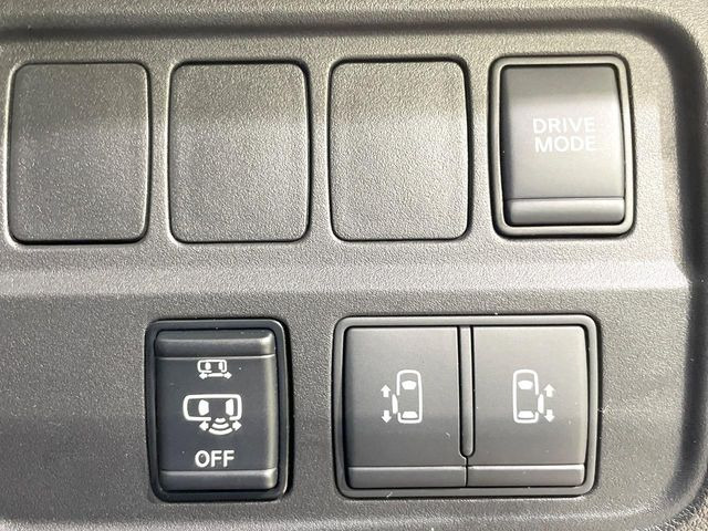 【電動サイドステップ】車高の高いお車でも、これがあれば小さいお子様の乗り降りも楽々♪スライドドアと連動して作動する為、煩わしい操作は不要です!