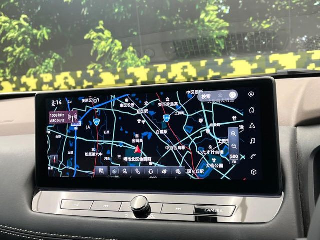 �y����12.3�C���`�i�r�z�l�C�̏����i�r�𑕔����Ă���܂��B�i�r�̎g���₷���͂������A�I�[�f�B�I�@�\���[��!�L�����v�◷�s�͂������A�ʋ΂┃�����ȂǕ��i�̃h���C�u���y�����Ȃ�͂���