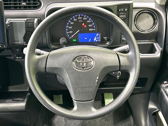 �C���e���A�ɍ��킹���f�U�C���̃X�e�A�����O�́A�^�]�������̂��Ƃ��l���A�^�]���₷���`��A�傫���ł��B�����x�A���ۂɐG���Ă��m���߂��������B