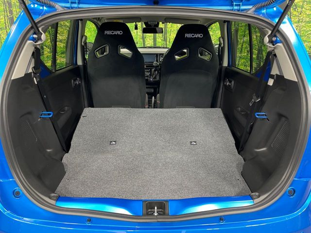 ���i�̂���������ʋ΁A���}���ɏ\���ȉ׎��X�y�[�X���m�ۂ��Ă���܂��B�Z�J���h�V�[�g��|���ƁA�傫�ȉו��̐ύڂ��\�ł���