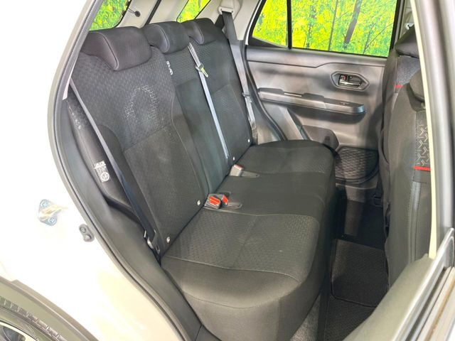 後部座席も気になるようなキズ・汚れやへたり等、大きなダメージはなく、良好な状態です。