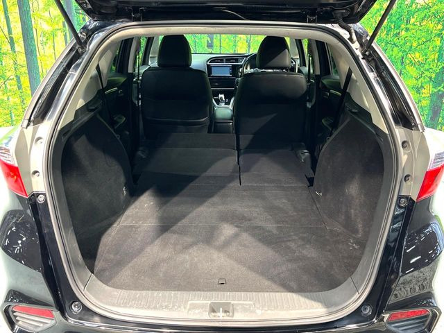 ���i�̂���������ʋ΁A���}���ɏ\���ȉ׎��X�y�[�X���m�ۂ��Ă���܂��B�Z�J���h�V�[�g��|���ƁA�傫�ȉו��̐ύڂ��\�ł���