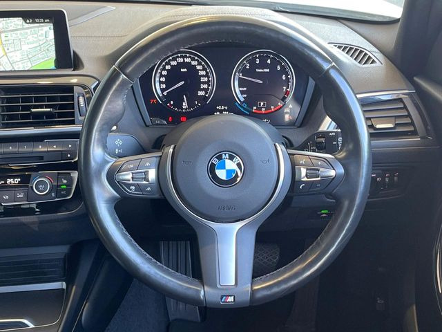 ���}���`�t�@���N�V�����X�e�A�����O:�n���h���̍��E�̃{�^���ŃI�[�f�B�I�̑I���≹�ʂ̒��߂��\�ł��B�n���h�����������������ł���̂ň��S�ł��ˁ�