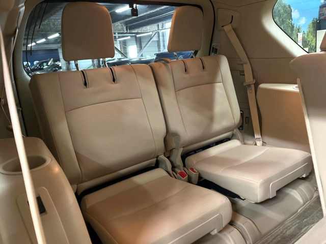 3列目シートはもちろん状態良好☆大人でもゆったりと座って頂けますので、大人数でのお出かけもラクラクです♪ご家族で、気の知れた仲間で、ドライブに行くのが楽しみですね♪