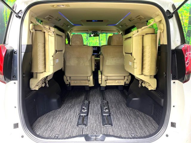 ���i�̂���������ʋ΁A���}���ɏ\���ȉ׎��X�y�[�X���m�ۂ��Ă���܂��B�Z�J���h�V�[�g��|���ƁA�傫�ȉו��̐ύڂ��\�ł���