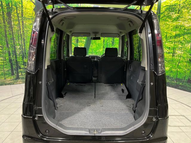 ���i�̂���������ʋ΁A���}���ɏ\���ȉ׎��X�y�[�X���m�ۂ��Ă���܂��B�Z�J���h�V�[�g��|���ƁA�傫�ȉו��̐ύڂ��\�ł���