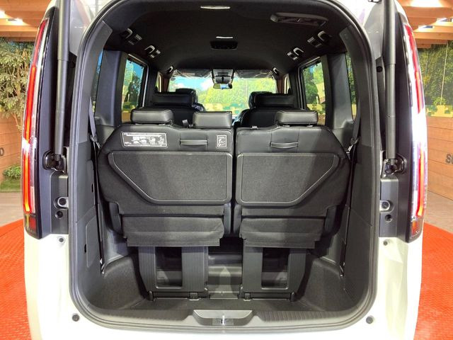 ���i�̂���������ʋ΁A���}���ɏ\���ȉ׎��X�y�[�X���m�ۂ��Ă���܂��B�Z�J���h�V�[�g��|���ƁA�傫�ȉו��̐ύڂ��\�ł���