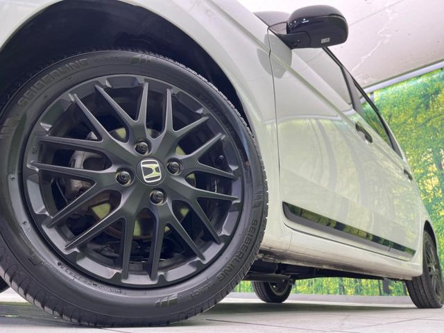 �y����15�C���`�A���~�z�C�[���z�O�ςɃ}�b�`���������A���~�z�C�[���𑕒����Ă���܂��B�e��ЊO�A���~�z�C�[����A�X�^�b�h���X�^�C�����戵�����Ă���܂��B���񂲑��k����������