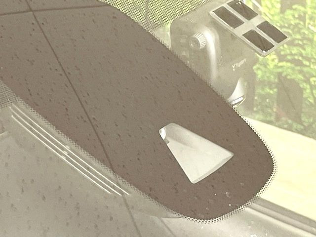 【インテリジェントエマージェンシーブレーキ】フロントカメラで前方の車両や歩行者を検知。衝突しそうな時は衝突被害軽減ブレーキが作動、衝突回避をサポート。より安全にドライブをお楽しみいただけます。