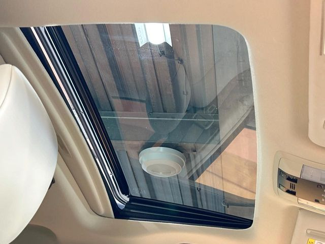 【サンルーフ】開放感たっぷりの希少装備、サンルーフが装着されています!車内に明かりを取り入れたり景色を楽しむ以外にも、車内の空気も簡単に換気できて快適です!