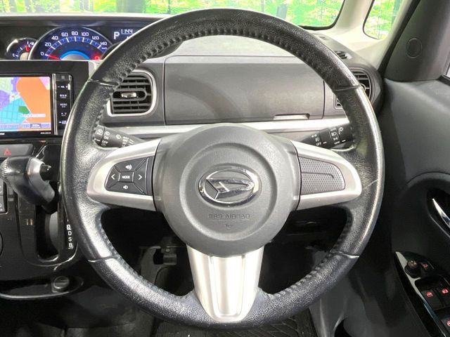 �C���e���A�ɍ��킹���f�U�C���̃X�e�A�����O�́A�^�]�������̂��Ƃ��l���A�^�]���₷���`��A�傫���ł��B�����x�A���ۂɐG���Ă��m���߂��������B