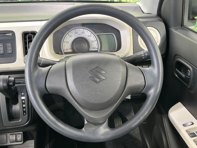 �C���e���A�ɍ��킹���f�U�C���̃X�e�A�����O�́A�^�]�������̂��Ƃ��l���A�^�]���₷���`��A�傫���ł��B�����x�A���ۂɐG���Ă��m���߂��������B