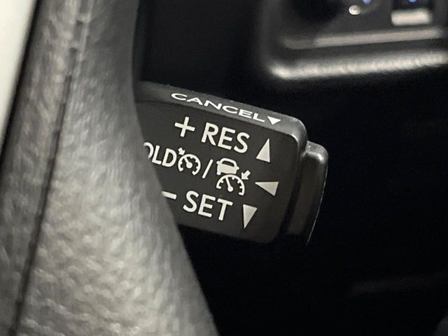 【レーダークルーズコントロール】高速道路での長距離走行が楽に!!自動で速度を保つクルーズコントロールが、衝突軽減システムと連携し、前方の車両を感知して車間を保つように速度調節してくれます!!