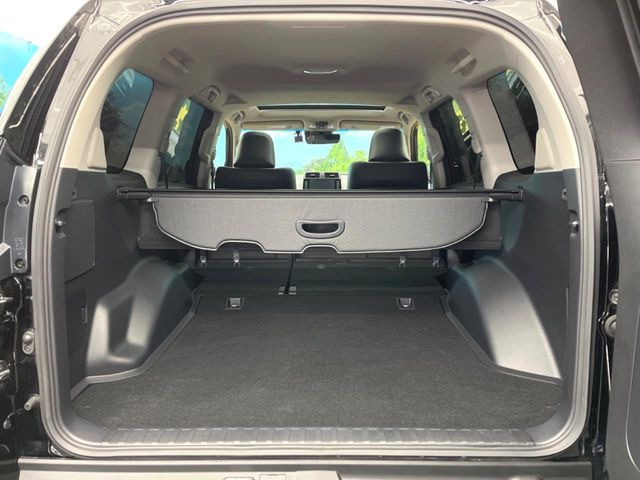 後席を格納すると、これだけの広さが!シーンに合わせたシートアレンジで、大きな荷物も積むことが出来ます♪