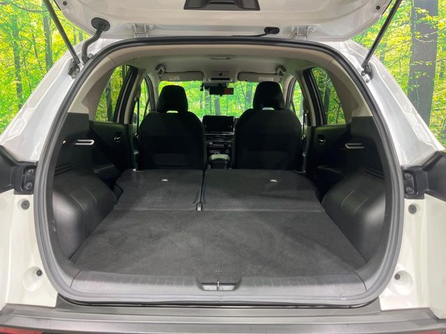 ���i�̂���������ʋ΁A���}���ɏ\���ȉ׎��X�y�[�X���m�ۂ��Ă���܂��B�Z�J���h�V�[�g��|���ƁA�傫�ȉו��̐ύڂ��\�ł���