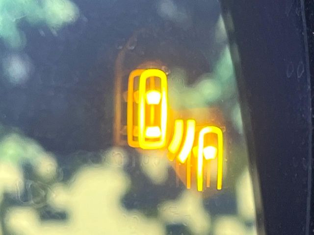 【ブラインドスポットモニター】走行中、ドアミラーの死角になりやすい箇所に後続車が接近するとサイドミラーのレンズに警告を表示!ドライバーに注意喚起をしてくれます。