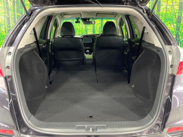 ���i�̂���������ʋ΁A���}���ɏ\���ȉ׎��X�y�[�X���m�ۂ��Ă���܂��B�Z�J���h�V�[�g��|���ƁA�傫�ȉו��̐ύڂ��\�ł���