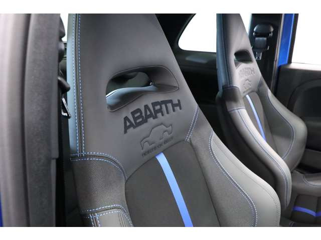 �u���[�C���T�[�g�ƃw�b�h���X�g��131 Rally�ԑ̃��`�[�t���{�����V�[�g�B���ʂȃf�U�C���Ə㎿�ȍ���S�n�ŁA�D�납�X�|�[�e�B�ȃh���C�u�����o���܂��B