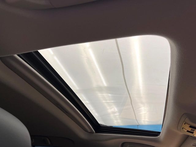 【サンルーフ】開放感たっぷりの希少装備、サンルーフが装着されています!車内に明かりを取り入れたり景色を楽しむ以外にも、車内の空気も簡単に換気できて快適です!