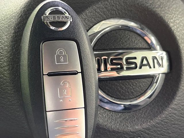 【インテリジェントキー】カバンやポケットに入れたままでもドアの施錠・解錠が可能なスマートキーを装備。エンジンのオン・オフ時もカギを取り出す必要が無いからとっても便利です♪