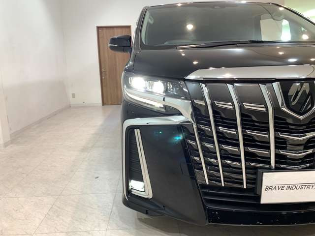 夜間走行や山道走行でも視界良好のLEDヘッドライト付き!