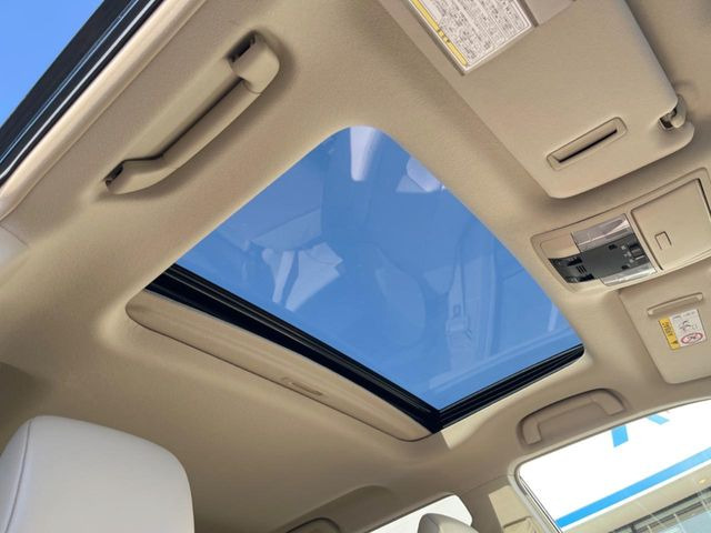 【サンルーフ】開放感たっぷりの希少装備、サンルーフが装着されています!車内に明かりを取り入れたり景色を楽しむ以外にも、車内の空気も簡単に換気できて快適です!