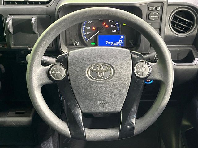 �C���e���A�ɍ��킹���f�U�C���̃X�e�A�����O�́A�^�]�������̂��Ƃ��l���A�^�]���₷���`��A�傫���ł��B�����x�A���ۂɐG���Ă��m���߂��������B