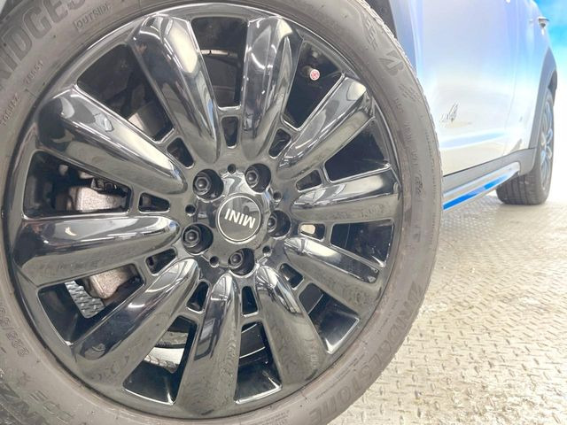 ●純正18インチアルミホイール:輸入車ならではの卓越した走りを支えるホイールと足回りです!日本車の走りに慣れている方にもぜひ体感して頂きたいほど、高いレベルでまとまっています!