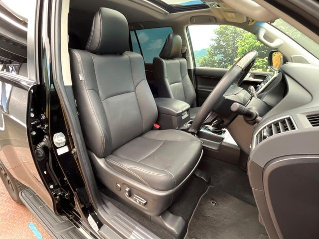 運転席シート廻りは使用感も少なく、良好な状態となっています。丁寧に使われていたことがよくわかりますね。