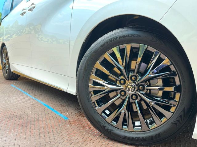 【純正19インチアルミホイール】外観にマッチした純正アルミホイールを装着しております。各種社外アルミホイールや、スタッドレスタイヤも取扱いしております。是非ご相談ください♪