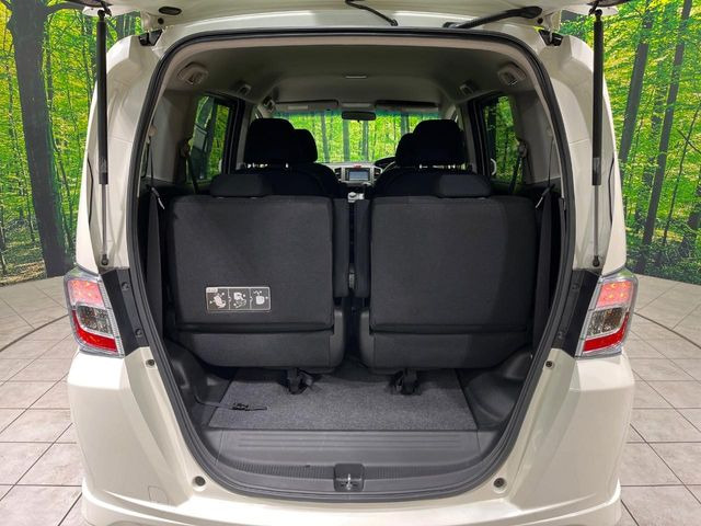 ���i�̂���������ʋ΁A���}���ɏ\���ȉ׎��X�y�[�X���m�ۂ��Ă���܂��B�Z�J���h�V�[�g��|���ƁA�傫�ȉו��̐ύڂ��\�ł���